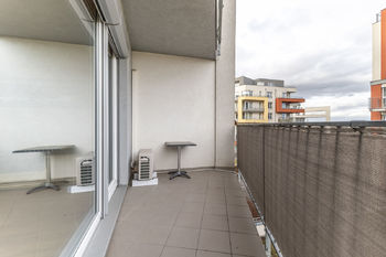 prostorný balkon - Pronájem bytu 2+kk v osobním vlastnictví 50 m², Praha 5 - Zličín