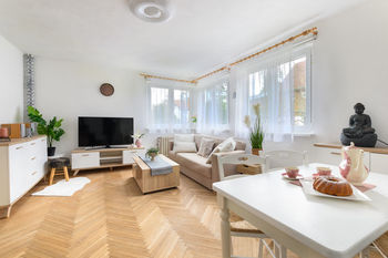 Obývací pokoj s krásným výhledem do zahrady - Prodej domu 96 m², Dobřichovice