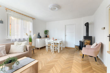 V obývacím pokoji jsou kamna na dřevo a jídelní kout - Prodej domu 96 m², Dobřichovice