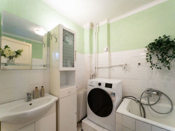 Koupelna je vybavena vanou, místo tu našla i pračka - Prodej domu 96 m², Dobřichovice