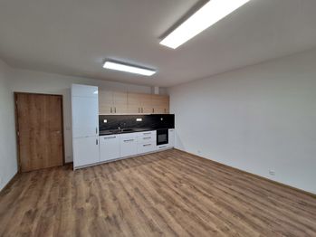 Obývací pokoj s kuchyňskou linkou  - Pronájem bytu 2+kk v osobním vlastnictví 61 m², Vyškov 