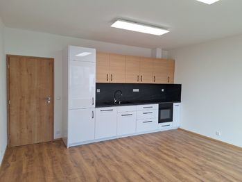 Obývací pokoj s kuchyňskou linkou  - Pronájem bytu 2+kk v osobním vlastnictví 61 m², Vyškov