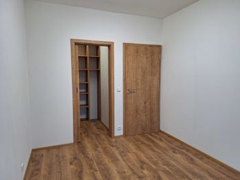 Ložnice s šatnou  - Pronájem bytu 2+kk v osobním vlastnictví 61 m², Vyškov