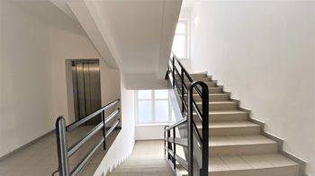 Schodiště a výtah do vyšších pater - Pronájem obchodních prostor 200 m², Hradec Králové