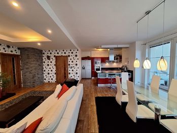 Obývací pokoj s kuchyňským koutem - Pronájem bytu 4+kk v osobním vlastnictví 206 m², Vyškov