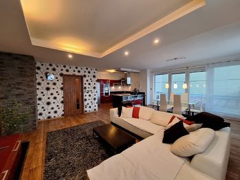 Obývací pokoj s kuchyňským koutem - Pronájem bytu 4+kk v osobním vlastnictví 206 m², Vyškov 