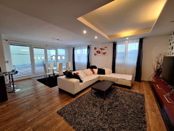 Obývací pokoj s kuchyňským koutem  - Pronájem bytu 4+kk v osobním vlastnictví 206 m², Vyškov