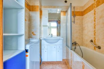 Koupelna - Pronájem bytu 3+1 v osobním vlastnictví 86 m², Praha 10 - Vršovice