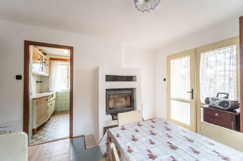 Obývací pokoj s krbem - Prodej chaty / chalupy 93 m², Černé Voděrady