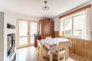 Obývací pokoj s krbem - Prodej chaty / chalupy 93 m², Černé Voděrady