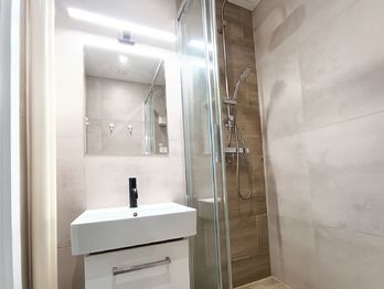 Koupelna - Pronájem bytu 3+kk v osobním vlastnictví, Praha 10 - Malešice