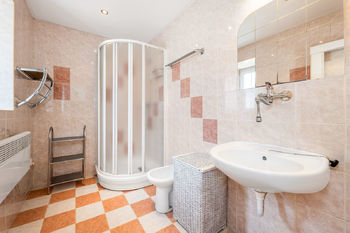 Koupelna 1 - Prodej domu 300 m², Hatín