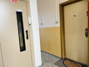 foto 18 - chodba s výtahem - Prodej bytu 3+1 v osobním vlastnictví 74 m², Jablonec nad Nisou