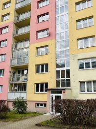foto 2 - pohled na dům - Prodej bytu 3+1 v osobním vlastnictví 74 m², Jablonec nad Nisou