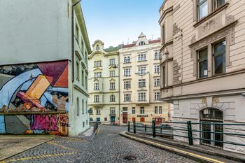 Pohled na dům z ulice Na Zbořelci - Pronájem bytu 3+kk v osobním vlastnictví 77 m², Praha 2 - Nové Město