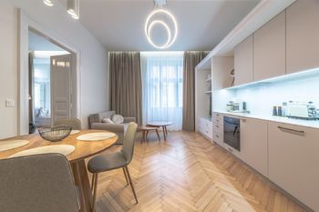 Obývací pokoj od vchodu - Pronájem bytu 3+kk v osobním vlastnictví 77 m², Praha 2 - Nové Město 