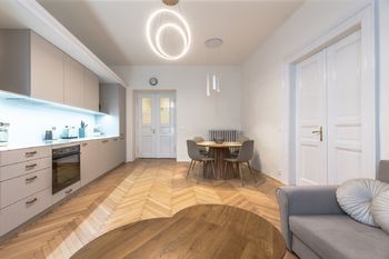 Jídelní část obývacího pokoje - Pronájem bytu 3+kk v osobním vlastnictví 77 m², Praha 2 - Nové Město