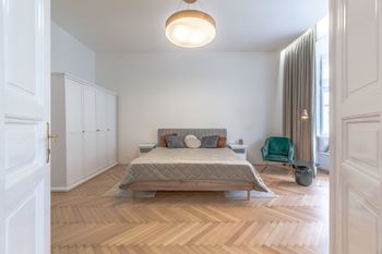 Průhled do ložnice - Pronájem bytu 3+kk v osobním vlastnictví 77 m², Praha 2 - Nové Město