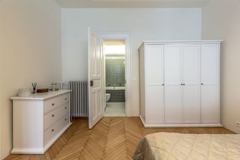 Průhled do hlavní koupelny - Pronájem bytu 3+kk v osobním vlastnictví 77 m², Praha 2 - Nové Město