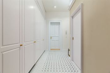 Chodba s vestavěnými skříněmi - Pronájem bytu 3+kk v osobním vlastnictví 77 m², Praha 2 - Nové Město