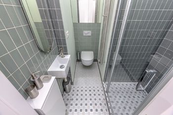 Koupelna pro hosty - Pronájem bytu 3+kk v osobním vlastnictví 77 m², Praha 2 - Nové Město