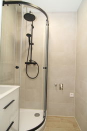 Koupelna se sprchovým koutem - Pronájem bytu 2+1 v osobním vlastnictví, Ostrov