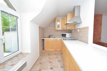 Byt č. 2 podkroví - kuchyňský kout - Prodej domu 250 m², Vraný