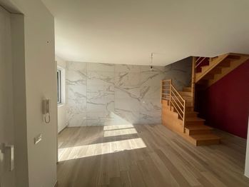 Obývací pokoj a schody do 1.patra - Prodej bytu 3+kk v osobním vlastnictví 60 m², Nocera Scalo