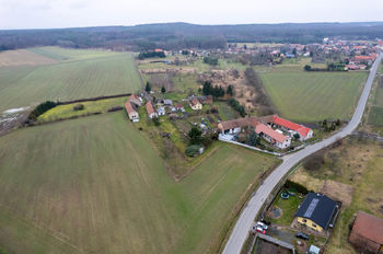 Letecký pohled na pozemek a okolí - Prodej pozemku 1253 m², Bělušice