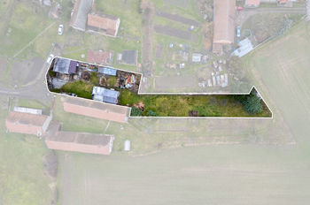 Letecký pohled na pozemek s vyzvačením tvaru - Prodej pozemku 1253 m², Bělušice 