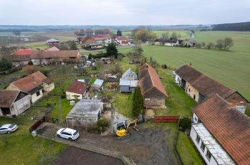 Letecký pohled na pozemek a okolí - Prodej pozemku 1253 m², Bělušice