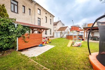 společná zahrada - Prodej bytu 1+1 v osobním vlastnictví 44 m², České Budějovice