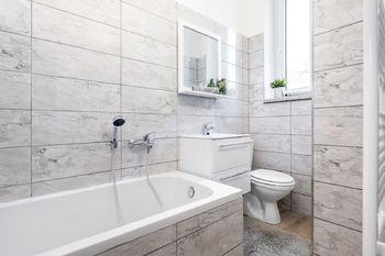 koupelna s WC - Prodej bytu 1+1 v osobním vlastnictví 44 m², České Budějovice