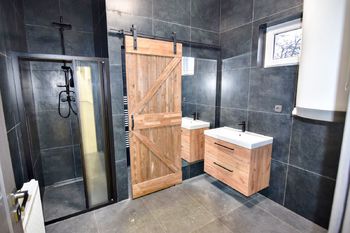 Koupela se sprchovým koutem, WC, umyvadlem a bojlerem - Prodej jiných prostor 256 m², Chomutov
