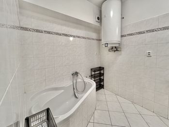 Koupelna - Pronájem bytu 2+kk v osobním vlastnictví, Benešov