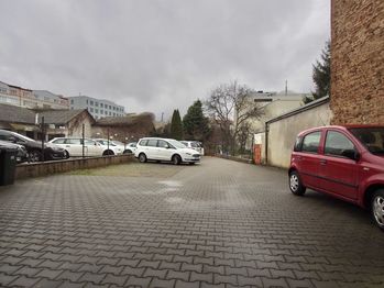 Venkovní parkovací stání - Pronájem bytu 2+kk v osobním vlastnictví, Benešov
