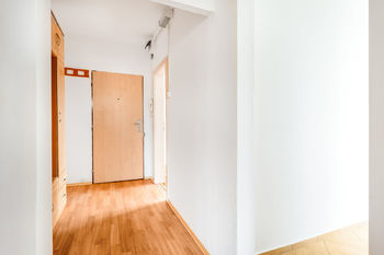 chodba, vstup do bytu - Prodej bytu 2+1 v osobním vlastnictví 56 m², České Budějovice