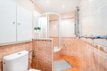 koupelna s WC - Prodej bytu 2+1 v osobním vlastnictví 56 m², České Budějovice