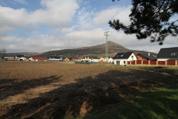 Pohled na pozemek s výhledem na České středohoří - Prodej pozemku 9720 m², Žalhostice