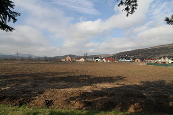 Pohled na pozemek s výhledem na České středohoří - Prodej pozemku 9720 m², Žalhostice
