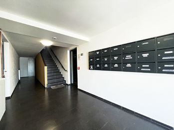 společná chodba - Pronájem bytu 2+kk v osobním vlastnictví 60 m², České Budějovice