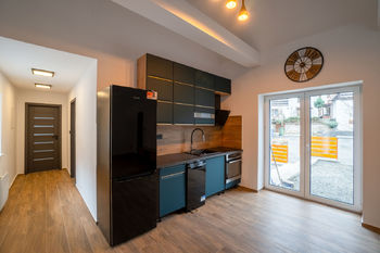 kuchyň s vchodem na terasu - Prodej domu 69 m², Bílina