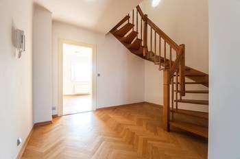 Hala se schodištěm  - Pronájem kancelářských prostor 110 m², Praha 1 - Hradčany