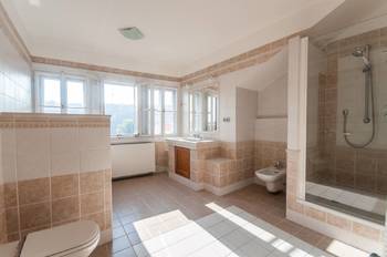 Koupelna v patře s výhledem na Petřín - Pronájem kancelářských prostor 110 m², Praha 1 - Hradčany
