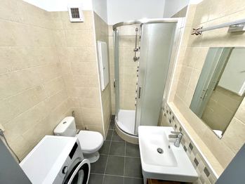 Koupelna s WC a připojením pračky - Prodej bytu 1+1 v osobním vlastnictví 33 m², Strakonice