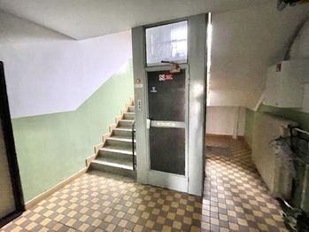 Chodba domu - výtah - Prodej bytu 1+1 v osobním vlastnictví 33 m², Strakonice
