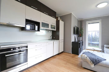 Kuchyň + obývací pokoj - Prodej bytu 3+kk v osobním vlastnictví 61 m², Milovice