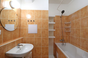 Koupelna - Prodej bytu 3+kk v osobním vlastnictví 61 m², Milovice