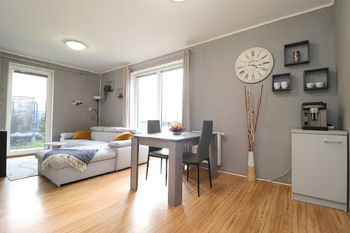Obývací pokoj - Prodej bytu 3+kk v osobním vlastnictví 61 m², Milovice 