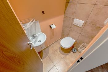 WC v přízemí - Prodej domu 181 m², Tachlovice